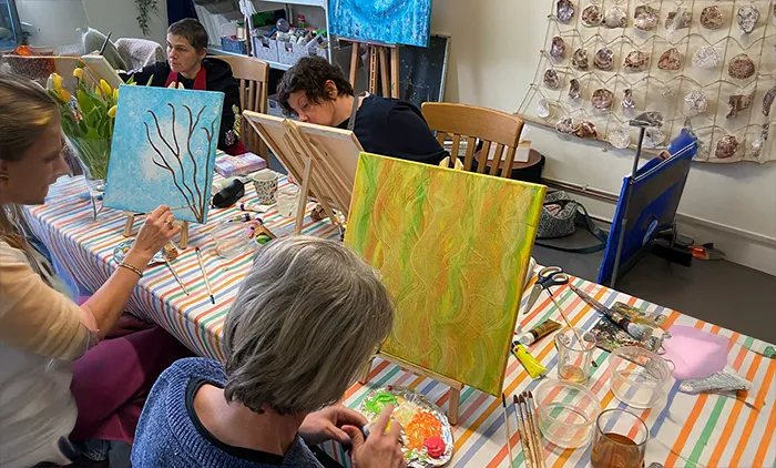 Cursisten maken een schilderij in de basiscursus Vedic Art bij Dare to Paint