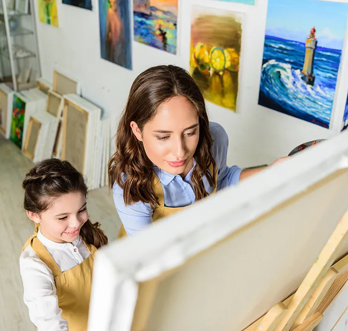 Moeder en kind schilderen samen in een cursus Vedic Art bij Dare to Paint in Stekene